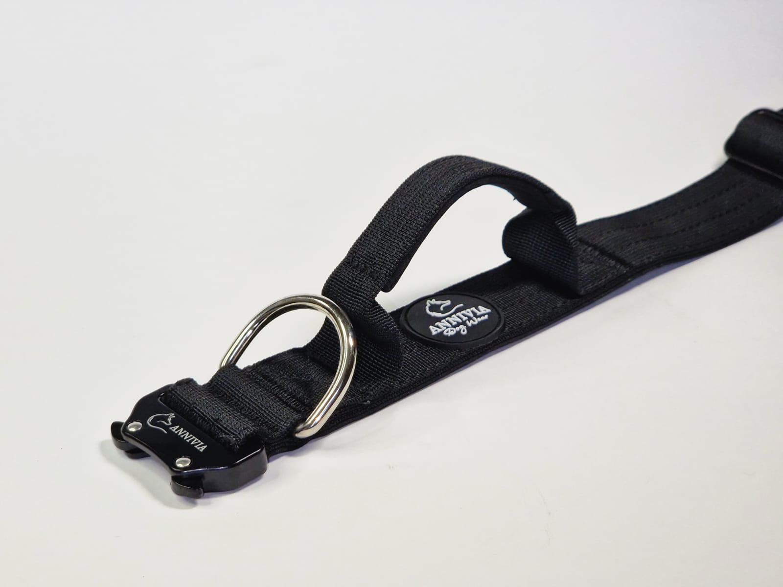 Taktiskā kakla siksna melna, skats no sāniem ar rokturi