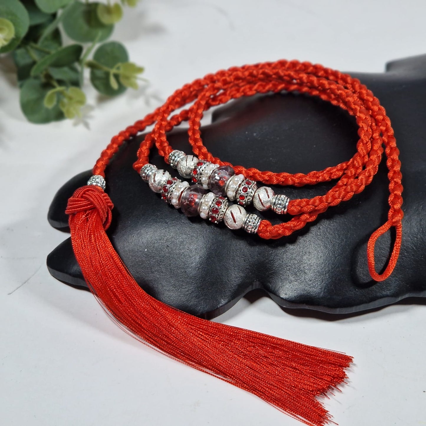 pīta izstāžu pavada sarkanā krāsā no satīna