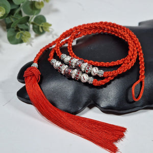 pīta izstāžu pavada sarkanā krāsā no satīna