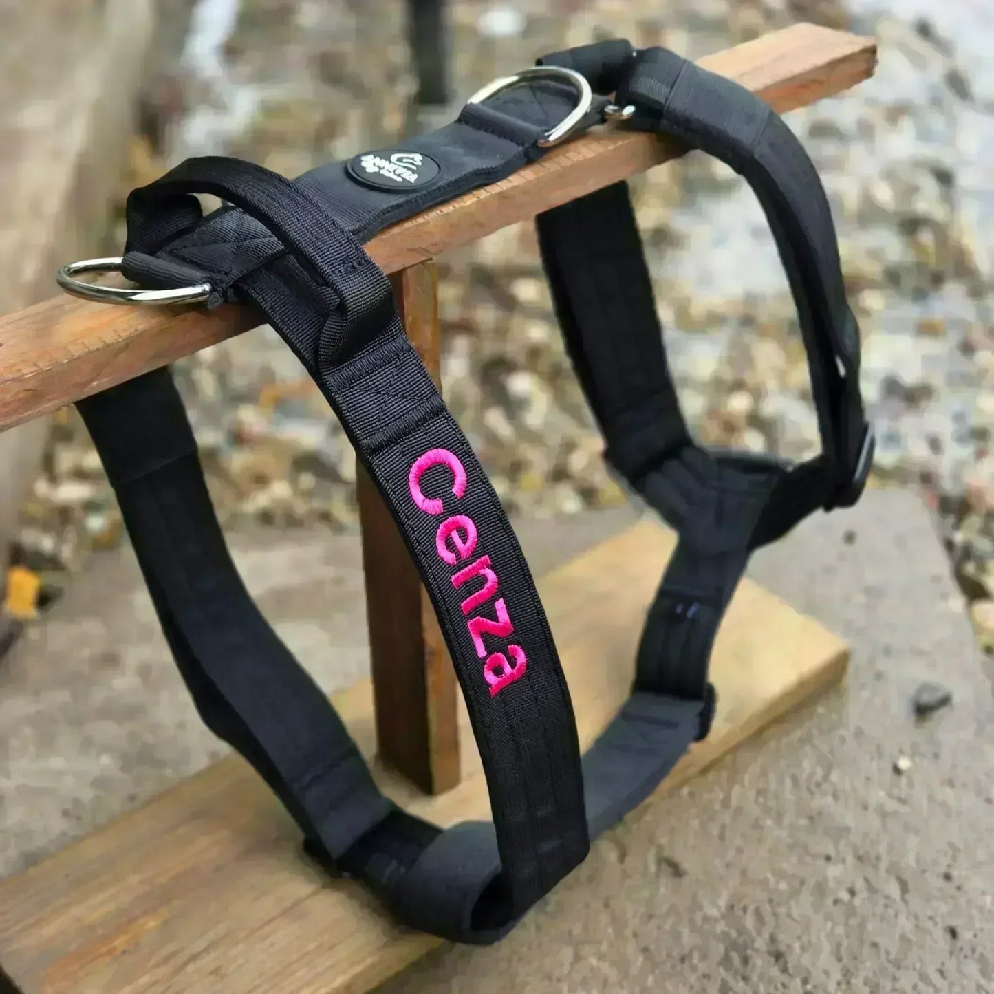 Suņu krūšu siksna ar izšūšanu