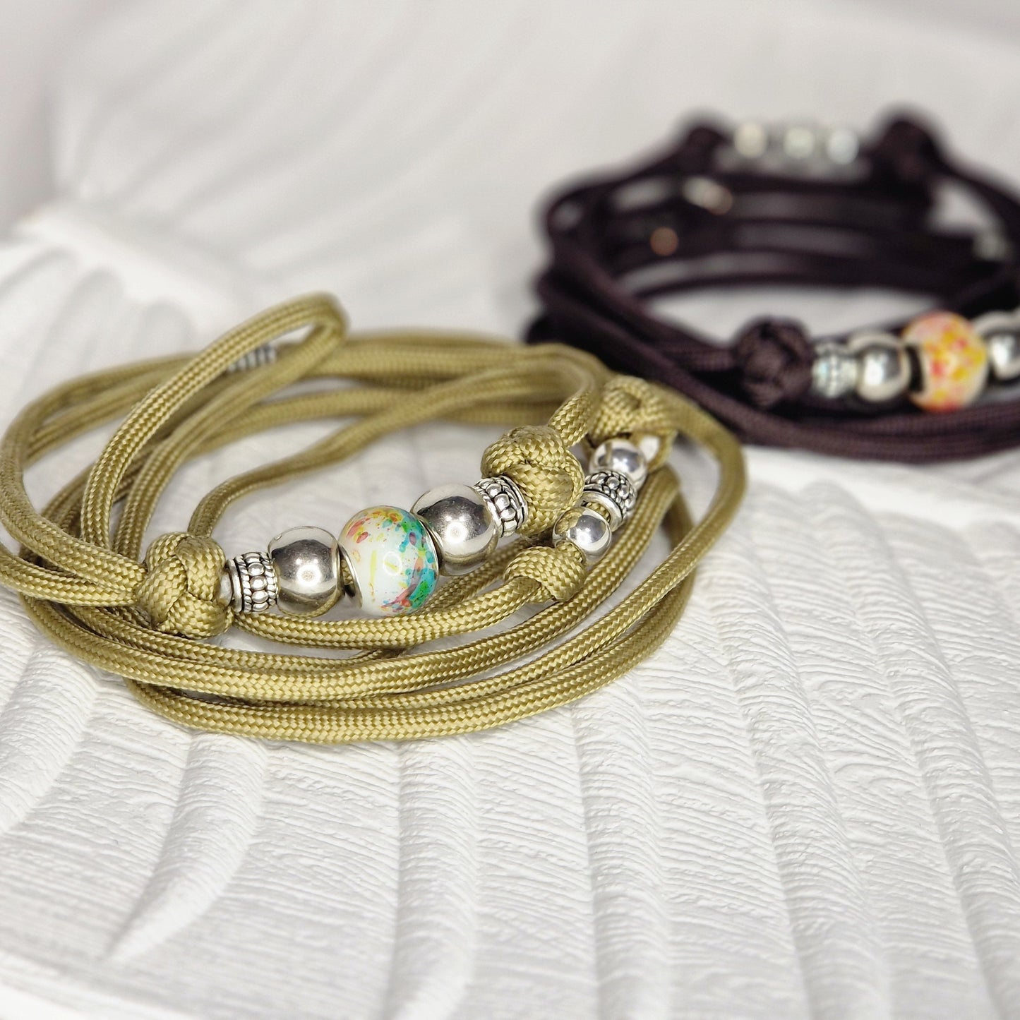 sunu iztāžu pavada ar pērlitēm