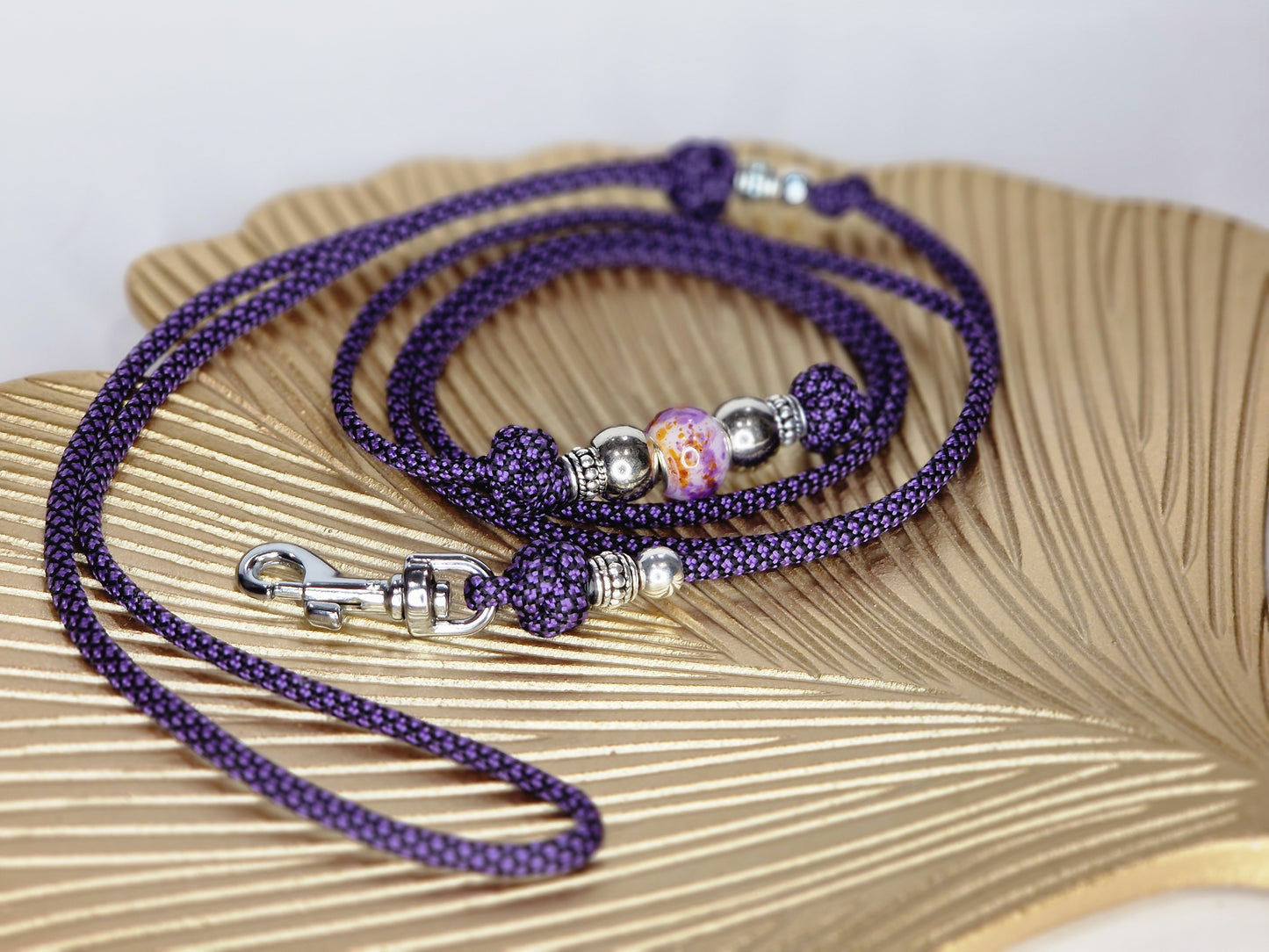 Paracord izstāžu pavada. voleta ar pērlītem