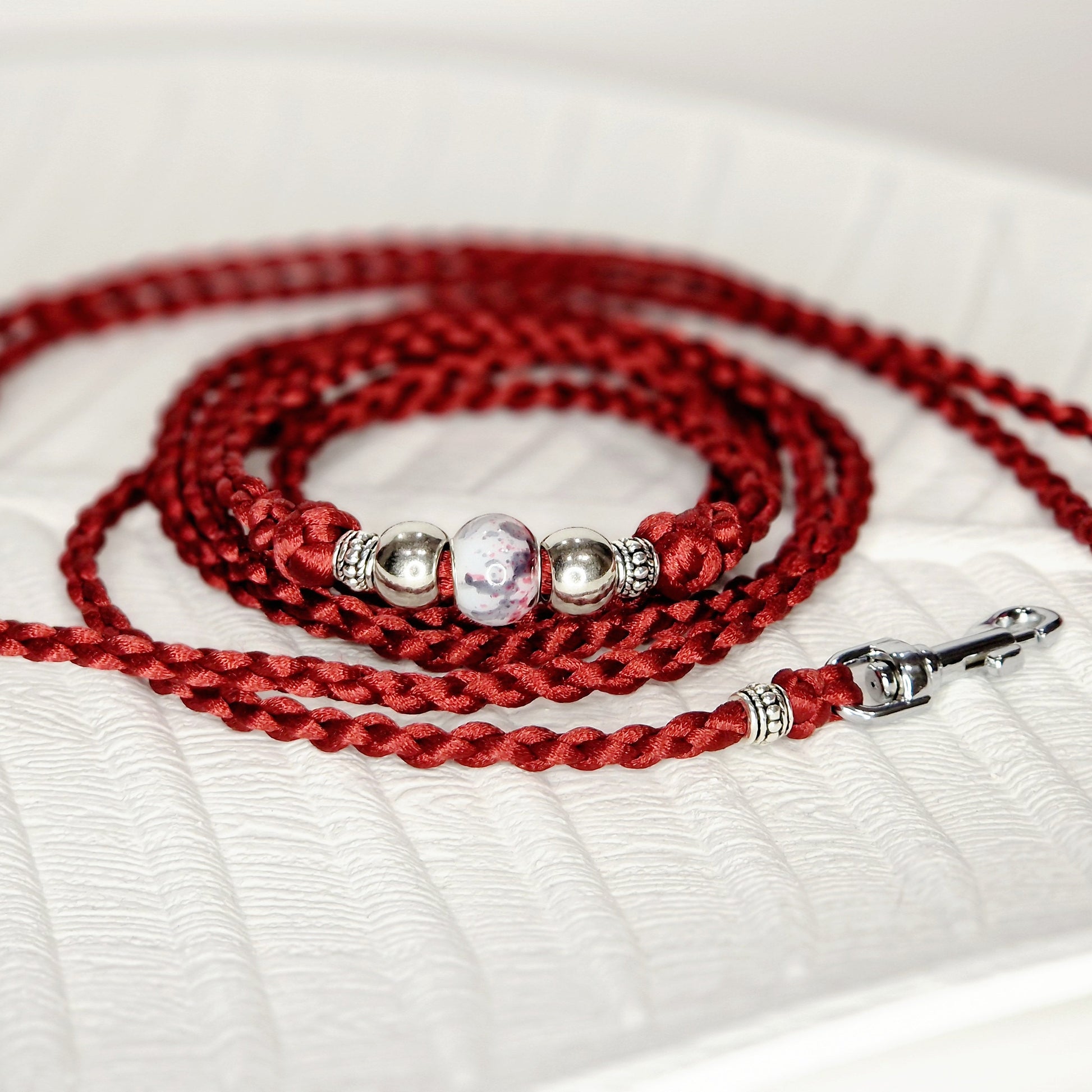 Satīna pīta suņu izstāžu pavada